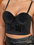 Vista frontal de corset negro con tachas y escote corazón