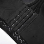 Detalle del cierre posterior de ganchos del corset negro