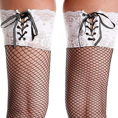 Detalle del encaje blanco con cordones negros cruzados y lazos en las medias de red