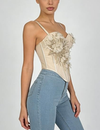 Corset blanco de tirantes finos combinado con jeans