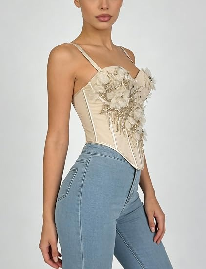 Corset blanco de tirantes finos combinado con jeans