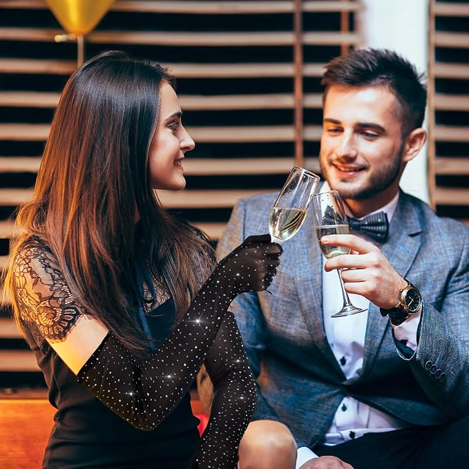 Guantes largos negros con brillos combinados con un look de gala.