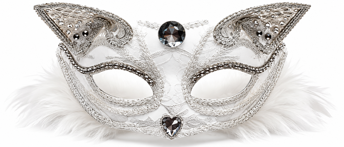 Antifaz blanco de gatita con orejas puntiagudas, detalles plateados, adornos brillantes y plumas blancas.