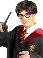 Disfraz de mago inspirado en Harry Potter con lentes, varita y capa negra con interior borgoña.