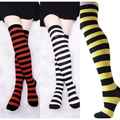 Medias largas a rayas negras combinadas con rojo, blanco y amarillo