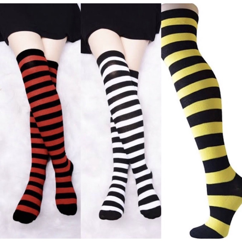 Medias largas a rayas negras combinadas con rojo, blanco y amarillo