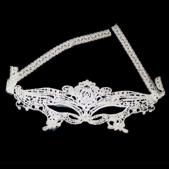 Antifaz blanco calado con adornos ornamentales y cintas para atar