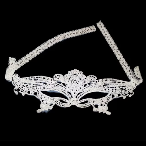 Antifaz blanco calado con adornos ornamentales y cintas para atar