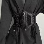 Corset negro de malla con tachas, cordones laterales y detalle de luna sobre vestido negro.