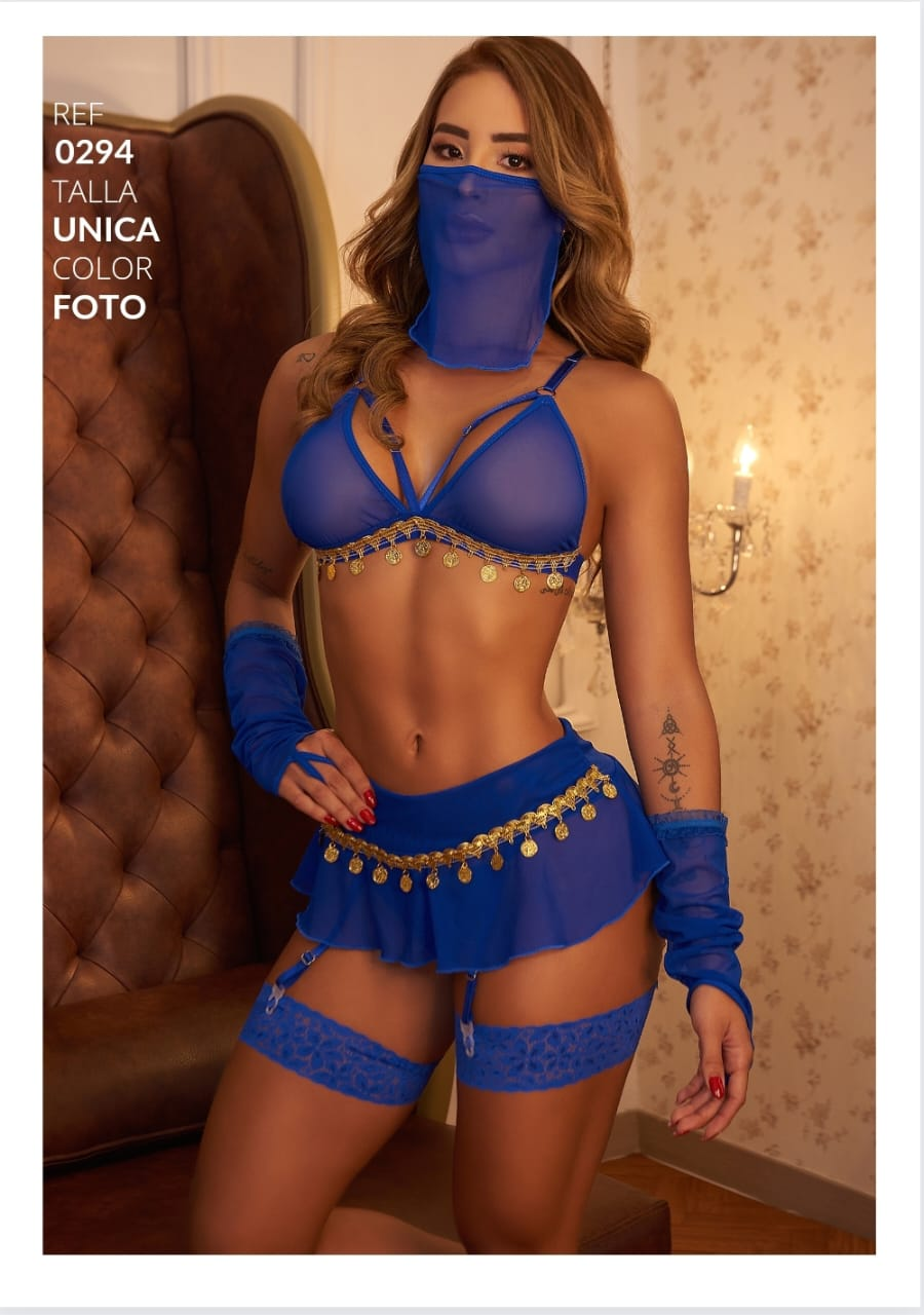 Disfraz de bailarina azul con top transparente, minifalda y adornos dorados; modelo con velo, mangas y ligas.