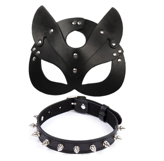Conjunto negro de antifaz felino con orejas y remaches plateados, y collar con púas decorativas y hebilla.