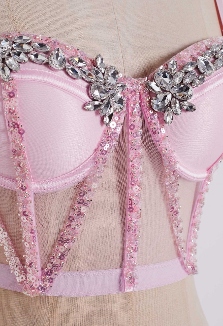 Detalle de la pedrería floral y las lentejuelas del corset rosa