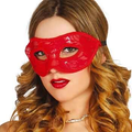 Antifaz rojo de encaje floral lucido por una modelo. El collar no está incluido.