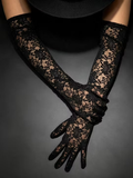 Guantes largos de encaje floral negro con transparencias y dedos completos.