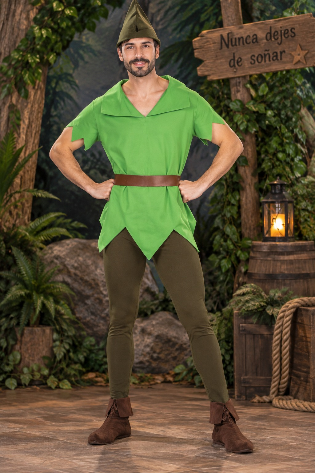 Disfraz inspirado en Peter Pan con túnica verde, sombrero, cinturón y pantalón.