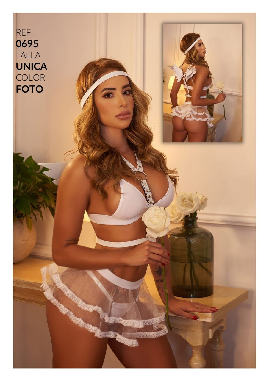 Disfraz de ángel blanco con top de aros, tiras en la cintura y minifalda transparente con volantes; modelo con alas y cinta blanca.